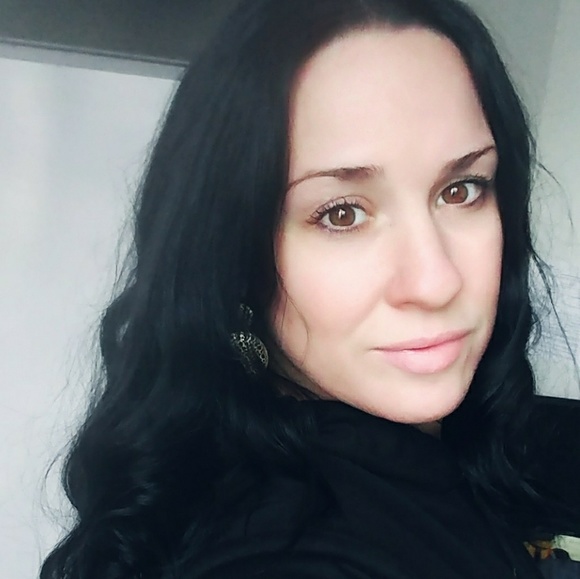 Meet your Posher, Renee - Picture 1 of 2